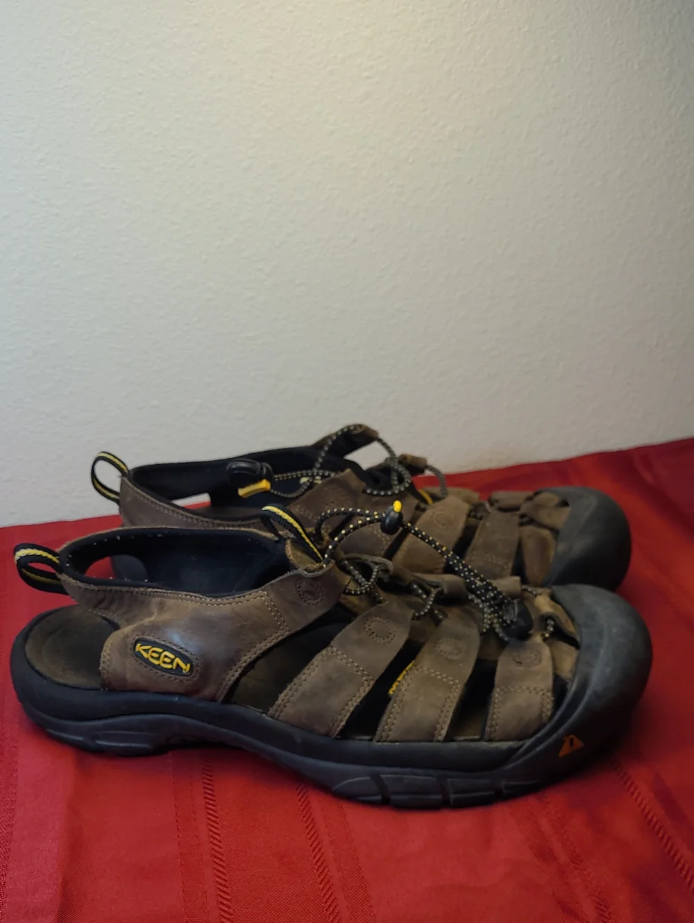 Keen Newport H2 Brown Men Closed-Toe Leather Hiking Sandals with Yellow Accents